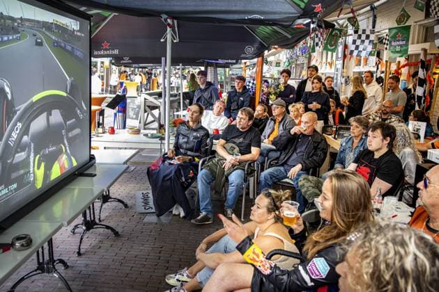 ZANDVOORT - People watch the F1 Grand Prix of the Netherlands at a restaurant in the Haltestraat. ANP RAMON VAN FLYMEN xVIxANPxSportx xxANPxIVx 476448527 originalFilename: 476448527.jpg