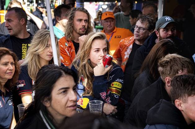 ZANDVOORT - People watch the F1 Grand Prix of the Netherlands at a restaurant in the Haltestraat. ANP RAMON VAN FLYMEN xVIxANPxSportx xxANPxIVx 476448893 originalFilename: 476448893.jpg
