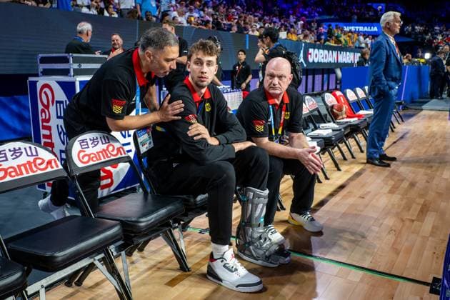 Basketball Okinawa 27.08.2023 FIBA Basketball World Cup 2023 Weltmeisterschaft der Männer Vorrunde Australien (AUS) - Deutschland (GER) Franz Wagner (Deutschland, No.09) verletzt mit Spezial-Schuh kann nicht am Spiel teilnehmen