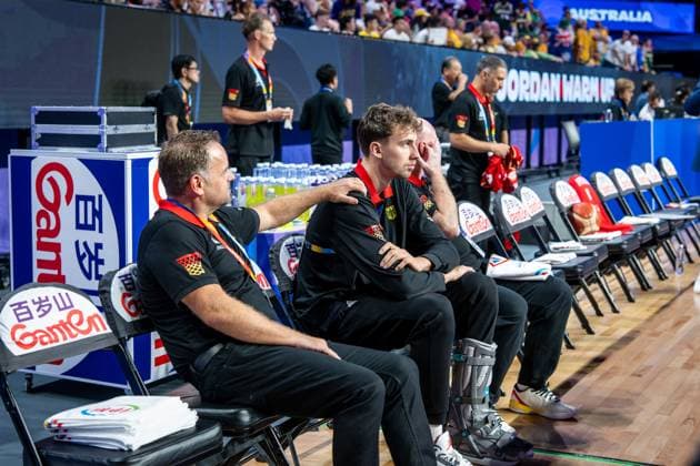 Basketball Okinawa 27.08.2023 FIBA Basketball World Cup 2023 Weltmeisterschaft der Männer Vorrunde Australien (AUS) - Deutschland (GER) Franz Wagner (Deutschland, No.09) verletzt mit Spezial-Schuh kann nicht am Spiel teilnehmen Oliver Pütz (Team-Arzt) li.