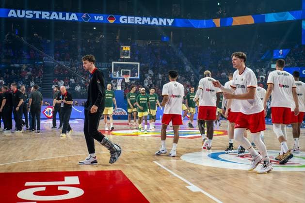 Basketball Okinawa 27.08.2023 FIBA Basketball World Cup 2023 Weltmeisterschaft der Männer Vorrunde Australien (AUS) - Deutschland (GER) Franz Wagner (Deutschland, No.09) verletzt mit Spezial-Schuh kann nicht am Spiel teilnehmen Moritz Wagner (Deutschland, No.13) re.