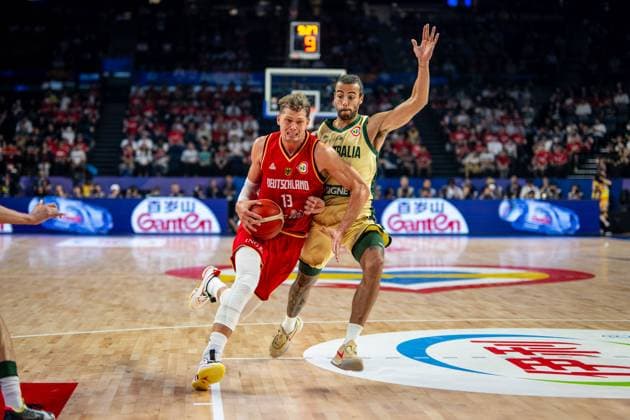 Basketball Okinawa 27.08.2023 FIBA Basketball World Cup 2023 Weltmeisterschaft der Männer Vorrunde Australien (AUS) - Deutschland (GER) Moritz Wagner (Deutschland, No.13) XAVIER COOKS (Australien, No.09)