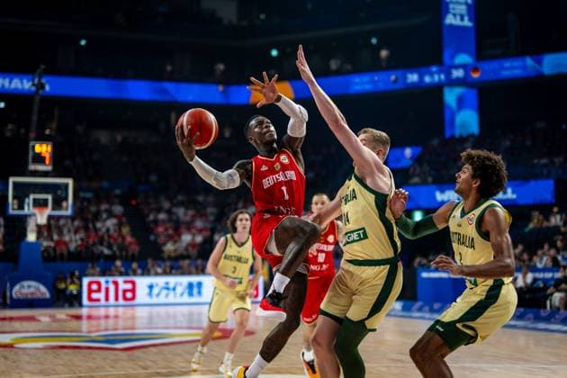 Basketball Okinawa 27.08.2023 FIBA Basketball World Cup 2023 Weltmeisterschaft der Männer Vorrunde Australien (AUS) - Deutschland (GER) Dennis Schröder Schroeder (Deutschland, No.17) Schröder Schroder JACK WHITE (Australien, No.14) MATISSE THYBULLE (Australien, No.02)