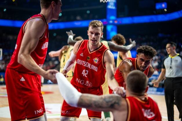 Basketball Okinawa 27.08.2023 FIBA Basketball World Cup 2023 Weltmeisterschaft der Männer Vorrunde Australien (AUS) - Deutschland (GER) Andreas Obst (Deutschland, No.42) und Maodo Lo (Deutschland, No.04) Johannes Voigtmann (Deutschland, No.07) helfen Daniel Theis (Deutschland, No.10) auf die Beine