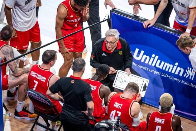 Basketball Okinawa 27.08.2023 FIBA Basketball World Cup 2023 Weltmeisterschaft der Männer Vorrunde Australien (AUS) - Deutschland (GER) Auszeit Gordon Herbert (Deutschland, Bundestrainer) und andere