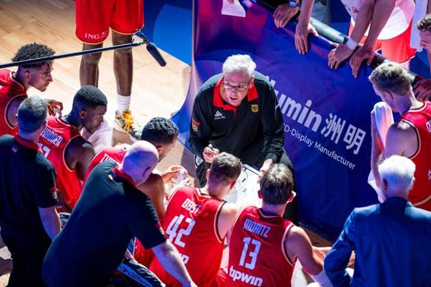 Basketball Okinawa 27.08.2023 FIBA Basketball World Cup 2023 Weltmeisterschaft der Männer Vorrunde Australien (AUS) - Deutschland (GER) Auszeit Gordon Herbert (Deutschland, Bundestrainer) und andere