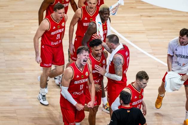 Basketball Okinawa 27.08.2023 FIBA Basketball World Cup 2023 Weltmeisterschaft der Männer Vorrunde Australien (AUS) - Deutschland (GER) Jubel Deutschland Moritz Wagner (Deutschland, No.13) Maodo Lo (Deutschland, No.04) Daniel Theis (Deutschland, No.10) und andere