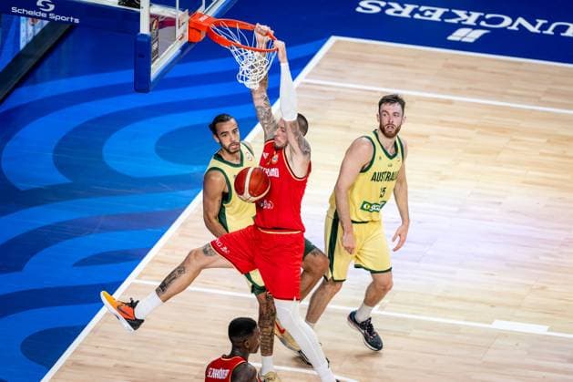 Basketball Okinawa 27.08.2023 FIBA Basketball World Cup 2023 Weltmeisterschaft der Männer Vorrunde Australien (AUS) - Deutschland (GER) Daniel Theis (Deutschland, No.10) XAVIER COOKS (Australien, No.09) NICK KAY (Australien, No.15)