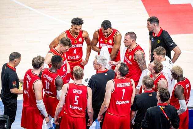 Basketball Okinawa 27.08.2023 FIBA Basketball World Cup 2023 Weltmeisterschaft der Männer Vorrunde Australien (AUS) - Deutschland (GER) Auszeit Gordon Herbert (Deutschland, Bundestrainer) Dennis Schröder Schroeder (Deutschland, No.17) Schröder Schroder und andere