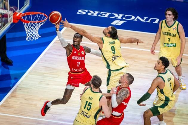 Basketball Okinawa 27.08.2023 FIBA Basketball World Cup 2023 Weltmeisterschaft der Männer Vorrunde Australien (AUS) - Deutschland (GER) Dennis Schröder Schroeder (Deutschland, No.17) Schröder Schroder XAVIER COOKS (Australien, No.09)