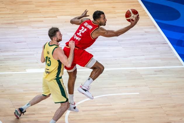 Basketball Okinawa 27.08.2023 FIBA Basketball World Cup 2023 Weltmeisterschaft der Männer Vorrunde Australien (AUS) - Deutschland (GER) Johannes Thiemann (Deutschland, No.32) NICK KAY (Australien, No.15)
