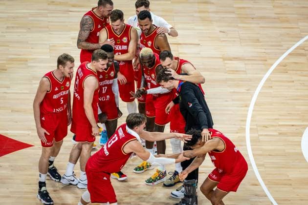 Basketball Okinawa 27.08.2023 FIBA Basketball World Cup 2023 Weltmeisterschaft der Männer Vorrunde Australien (AUS) - Deutschland (GER) Jubel Deutschland nach dem Spiel über den Sieg Maodo Lo (Deutschland, No.04) Moritz Wagner (Deutschland, No.13) Justus Hollatz (Deutschland, No.21) Nils Giffey (Deutschland, No.05) Dennis Schröder Schroeder (Deutschland, No.17) Schröder Schroder Daniel Theis (Deutschland, No.10) Andreas Obst (Deutschland, No.42) Johannes Thiemann (Deutschland, No.32) David Krämer (Deutschland, No.44) Kraemer Kramer Isaac Bonga (Deutschland, No.00) Johannes Voigtmann (Deutschland, No.07) Franz Wagner (Deutschland, No.09)