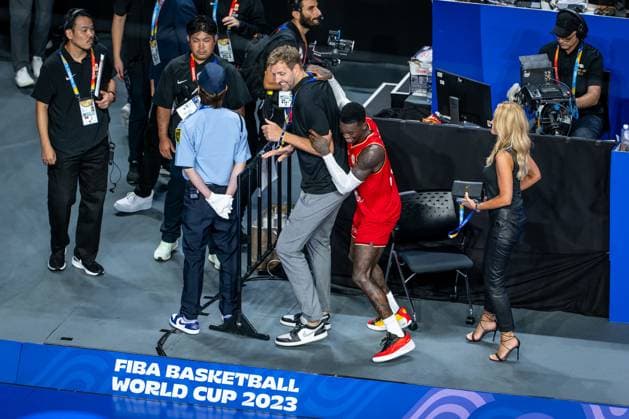 Basketball Okinawa 27.08.2023 FIBA Basketball World Cup 2023 Weltmeisterschaft der Männer Vorrunde Australien (AUS) - Deutschland (GER) Jubel Deutschland nach dem Spiel über den Sieg Dennis Schröder Schroeder (Deutschland, No.17) Schröder Schroder und Dirk Nowitzki freuen sich