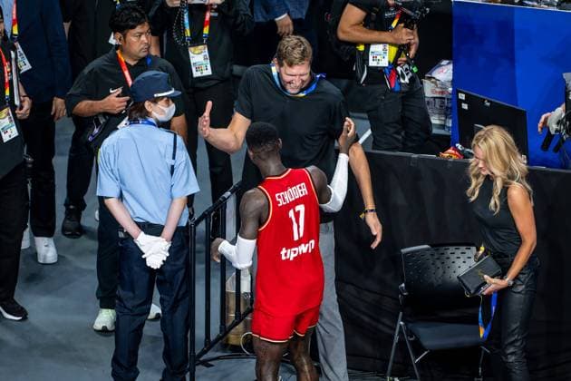 Sport Bilder des Tages Basketball Okinawa 27.08.2023 FIBA Basketball World Cup 2023 Weltmeisterschaft der Männer Vorrunde Australien (AUS) - Deutschland (GER) Jubel Deutschland nach dem Spiel über den Sieg Dennis Schröder Schroeder (Deutschland, No.17) Schröder Schroder und Dirk Nowitzki freuen sich