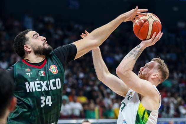 (230827) -- MANILA, Aug. 27, 2023 -- Joshua Ibarra (L) of Mexico vies with Ignas Brazdeikis of Lithuania during the Group D match between Mexico and Lithuania at the 2023 FIBA World Cup in Manila, the Philippines, on Aug. 27, 2023. ) (SP)THE PHILIPPINES-MANILA-FIBA BASKETBALL WORLD CUP-GROUP D-LTU VS MEX RouellexUmali 