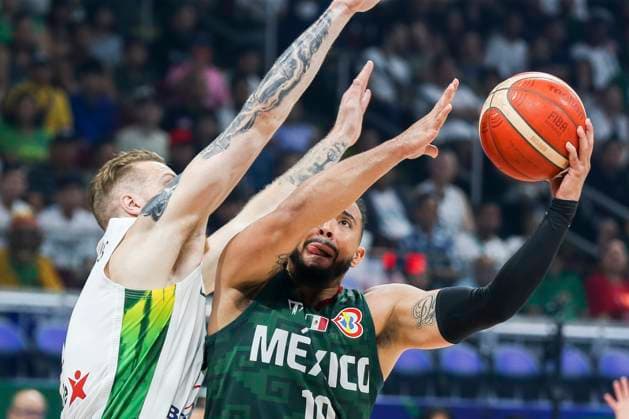 (230827) -- MANILA, Aug. 27, 2023 -- Gabriel Giron (R) of Mexico vies with Ignas Brazdeikis of Lithuania during the Group D match between Mexico and Lithuania at the 2023 FIBA World Cup in Manila, the Philippines, on Aug. 27, 2023. ) (SP)THE PHILIPPINES-MANILA-FIBA BASKETBALL WORLD CUP-GROUP D-LTU VS MEX RouellexUmali 