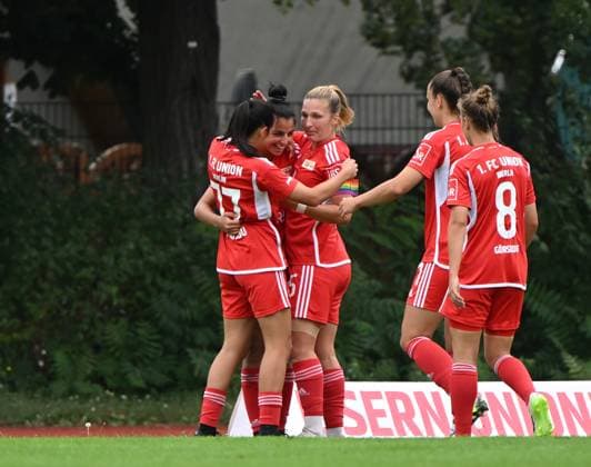 Fussball, Frauen, Regionalliga Nordost, Saison 2023 2024 (2. Spieltag), 1. FC Union Berlin - 1. FFC Fortuna Dresden (6:0), v. l. Athanasia Moraitou (1. Frauen 1. FC Union), Sarah Abu Sabbah (1. Frauen 1. FC Union), Timo Baumgartl (1. FC Union Berlin), Anna Weiß (1. Frauen 1. FC Union), Lisa Görsdorf (1. Frauen 1. FC Union), Jubel nach Tor zum 1:0, 27.08. 2023, Copyright: xMatthiasxKochx