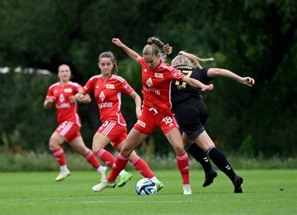 Fussball, Frauen, Regionalliga Nordost, Saison 2023 2024 (2. Spieltag), 1. FC Union Berlin - 1. FFC Fortuna Dresden (6:0), v. l. Celine Frank (1. Frauen 1. FC Union), Charleen Niesler 1. Frauen 1. FC Union), Jenifer Keller, 27.08. 2023, Copyright: xMatthiasxKochx