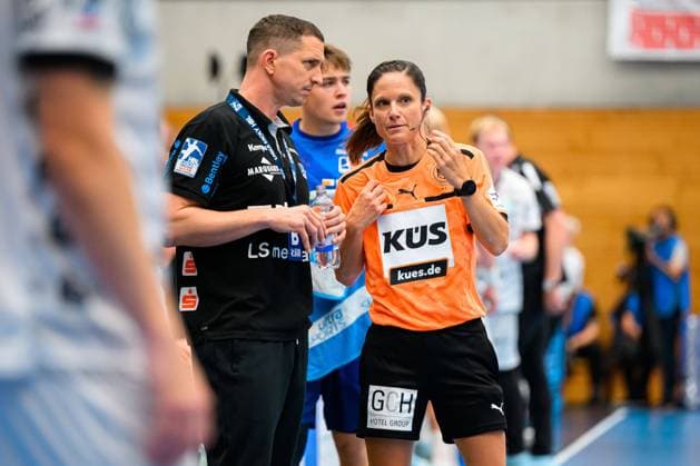 Balingen, 27. August 2023: HBL - 23 24 - HBW Balingen - THW Kiel v.li. Trainer Jens Buerkle (HBW Balingen) im Gespräch mit Schiedsrichterin Maike Merz Balingen Sparkassen Arena Baden-Württemberg Deutschland
