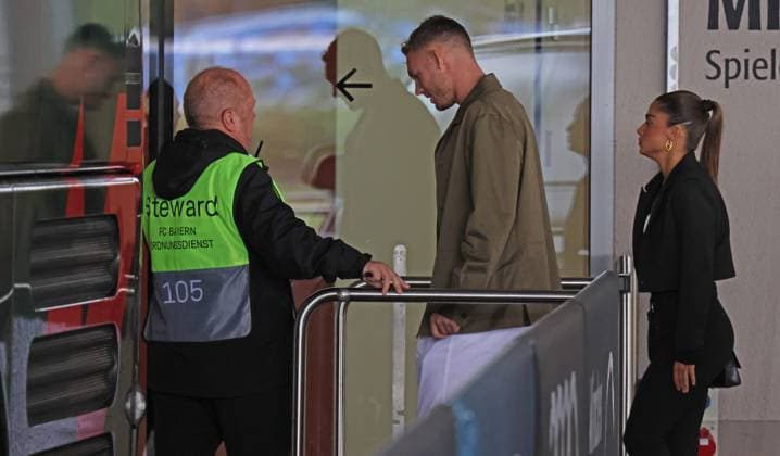 Daniel Peretz und Freundin Noa Kirel, am Stadion 1. BL FC Bayern Muenchen - FC Augsburg 27.08.2023 Allianz Arena FOTO: Mladen Lackovic LakoPress