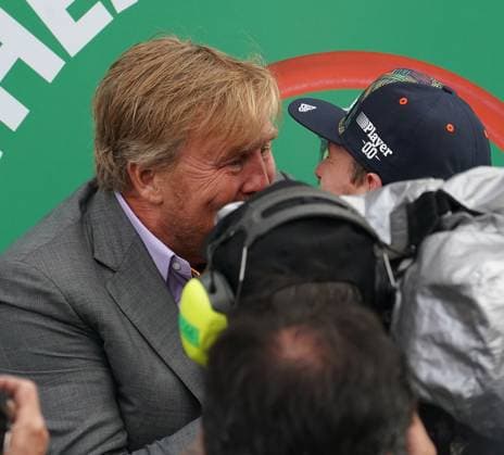 FORMULA 1 HEINEKEN DUTCH GRAND PRIX 2023 27.08.2023, Circuit Park Zandvoort, Zandvoort, FORMULA 1 HEINEKEN DUTCH GRAND PRIX 2023 , im Bild Willem-Alexander, König der Niederlande gratuliert Max Verstappen (NLD), Oracle Red Bull Racing zum Sieg.