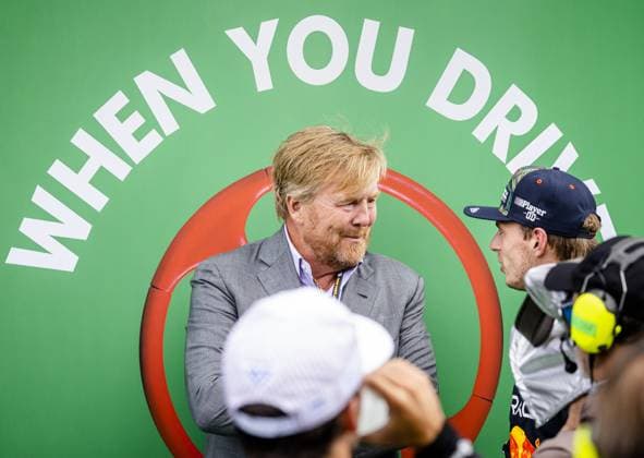 ZANDVOORT - Max Verstappen (Red Bull Racing) and King Willem-Alexander after the F1 Grand Prix of the Netherlands at Circuit Zandvoort on August 27, 2023 in Zandvoort, Netherlands. ANP SEM VAN DER WAL F1 Grand Prix of The Netherlands 2023 24 xVIxANPxSportx xxANPxIVx 476462138 originalFilename: 476462138.jpg