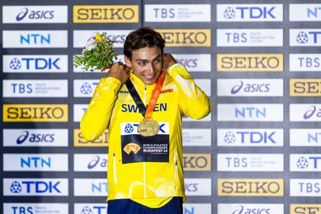 230827 Armand Duplantis of Sweden during the medal ceremony during day 9 of the 2023 World Athletics Championships on August 27, 2023 in Budapest. Photo: Joel Marklund BILDBYRAN kod JM JM0526 bbeng friidrott athletics friidrett 2023 world athletics championships world athletics championships budapest23 friidrotts-vm friidretts-vm vm Copyright: JOELxMARKLUND BB230827JM005