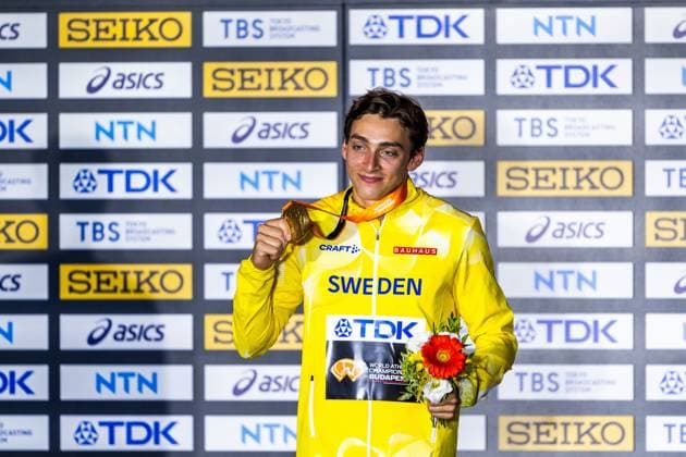 230827 Armand Duplantis of Sweden during the medal ceremony during day 9 of the 2023 World Athletics Championships on August 27, 2023 in Budapest. Photo: Joel Marklund BILDBYRAN kod JM JM0526 bbeng friidrott athletics friidrett 2023 world athletics championships world athletics championships budapest23 friidrotts-vm friidretts-vm vm Copyright: JOELxMARKLUND BB230827JM006