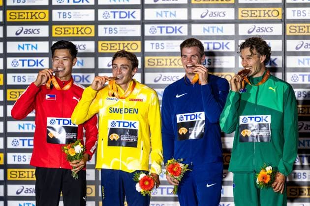 230827 Ernest John Obiena of Philippines, Armand Duplantis of Sweden, Christopher Nilsen of USA and Kurtis Marschall of Australia during the medal ceremony during day 9 of the 2023 World Athletics Championships on August 27, 2023 in Budapest. Photo: Joel Marklund BILDBYRAN kod JM JM0526 bbeng friidrott athletics friidrett 2023 world athletics championships world athletics championships budapest23 friidrotts-vm friidretts-vm vm Copyright: JOELxMARKLUND BB230827JM007