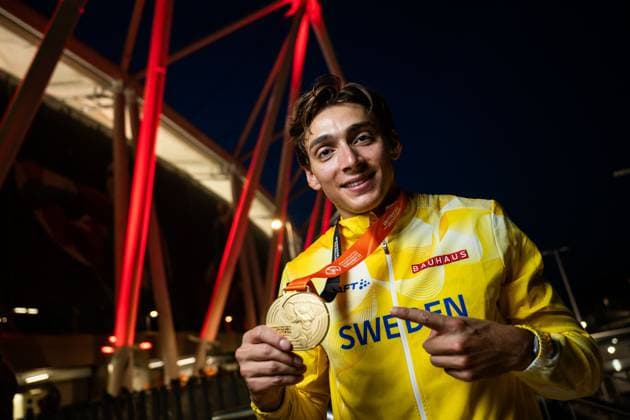230827 Armand Duplantis of Sweden poses for a portrait with his gold medal during day 9 of the 2023 World Athletics Championships on August 27, 2023 in Budapest. Photo: Joel Marklund BILDBYRAN kod JM JM0526 bbeng friidrott athletics friidrett 2023 world athletics championships world athletics championships budapest23 friidrotts-vm friidretts-vm vm Copyright: JOELxMARKLUND BB230827JM009