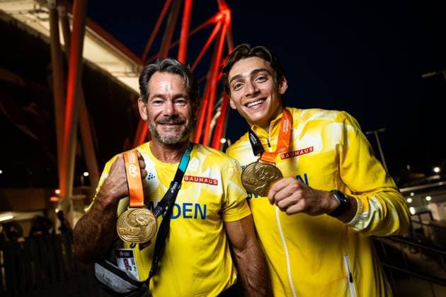 230827 Greg Duplantis, father and coach, and Armand Duplantis of Sweden poses for a portrait with his gold medal during day 9 of the 2023 World Athletics Championships on August 27, 2023 in Budapest. Photo: Joel Marklund BILDBYRAN kod JM JM0526 bbeng friidrott athletics friidrett 2023 world athletics championships world athletics championships budapest23 friidrotts-vm friidretts-vm vm Copyright: JOELxMARKLUND BB230827JM011