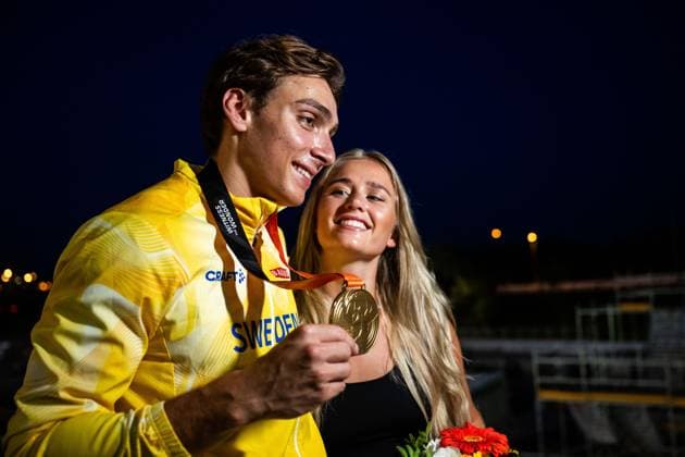 230827 Armand Duplantis of Sweden and DesirÃ Inglander, girlfriend, poses for a portrait with his gold medal during day 9 of the 2023 World Athletics Championships on August 27, 2023 in Budapest. Photo: Joel Marklund BILDBYRAN kod JM JM0526 bbeng friidrott athletics friidrett 2023 world athletics championships world athletics championships budapest23 friidrotts-vm friidretts-vm vm Copyright: JOELxMARKLUND BB230827JM013