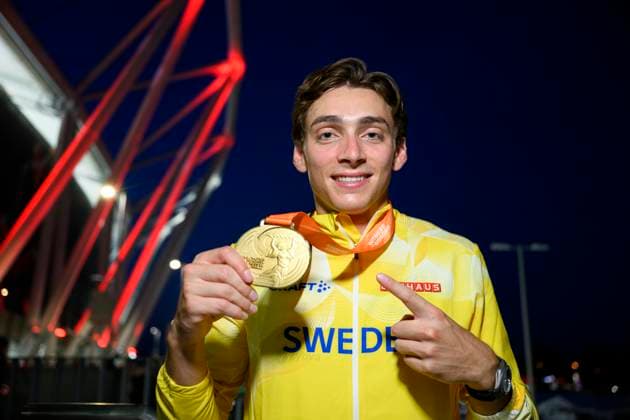 BUDAPEST 20230827 Sveriges Armand Duplantis med sin guldmedalj under friidrotts-VM pa Nemzeti Atlétikai Központ-stadion i Budapest, Ungern. BUDAPEST UNGERN FRIIDROTT x10070x Copyright: xJessicaxGow TTx FRIIDROTTS-VM 2023