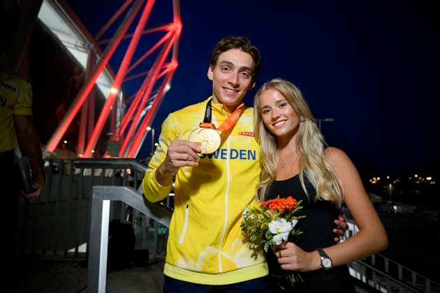 Sport Bilder des Tages BUDAPEST 20230827 Sveriges Armand Duplantis med sin flickvän Desiré Inglander och sin guldmedalj under friidrotts-VM pa Nemzeti Atlétikai Központ-stadion i Budapest, Ungern. BUDAPEST UNGERN FRIIDROTT x10070x Copyright: xJessicaxGow TTx FRIIDROTTS-VM 2023