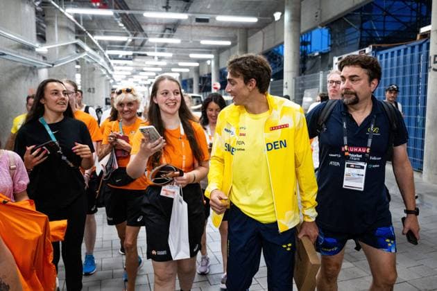230827 Armand Duplantis of Sweden with fans during day 9 of the 2023 World Athletics Championships on August 27, 2023 in Budapest. Photo: Joel Marklund BILDBYRAN kod JM JM0526 bbeng friidrott athletics friidrett 2023 world athletics championships world athletics championships budapest23 friidrotts-vm friidretts-vm vm publik Copyright: JOELxMARKLUND BB230827JM046
