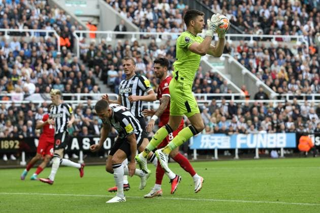 Newcastle United v Liverpool FC - Premier League Nick Pope of Newcastle United takes a catch during the Premier League match between Newcastle United and Liverpool at St. James s Park, Newcastle on Sunday 27th August 2023. Newcastle Tyne and Wear United Kingdom  Copyright: xMIxNewsx originalFilename:fletcher-newcastl230827_np2zH.jpg