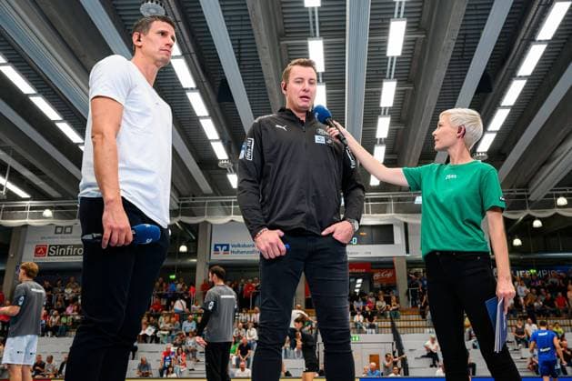 Balingen, 27. August 2023: HBL - 23 24 - HBW Balingen - THW Kiel v.li. Andy Schmid (DYN-Experte), Trainer Filip Jicha (THW Kiel), Anett Sattler (DYN Moderatorin) Balingen Sparkassen Arena Baden-Württemberg Deutschland