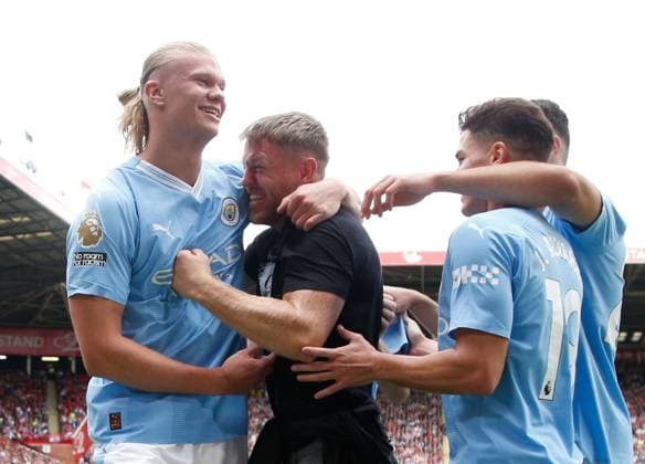 Sport Themen der Woche KW34 Sport Bilder des Tages Mandatory Credit: Photo by Matt Impey Shutterstock (14070057as) Former boxer and Manchester City fan Terry Flanagan joins the players from the stand to celebrate Manchester City s opening goal which was scored by Erling Haaland Sheffield United v Manchester City, Football, FA Premier League, Bramall Lane, Sheffield, UK - 27 08 2023 EDITORIAL USE ONLY No use with unauthorised audio, video, data, fixture lists (outside the EU), club league logos or live services. Online in-match use limited to 45 images (+15 in extra time). No use to emulate moving images. No use in betting, games or single club league player publications services. Sheffield United v Manchester City, Football, FA Premier League, Bramall Lane, Sheffield, UK - 27 08 2023 EDITORIAL USE ONLY No use with unauthorised audio, video, data, fixture lists (outside the EU), club league logos or live services. Online in-match use limited to 45 images (+15 in extra time). No use to emulate moving images. No use in betting, games or  Copyright: xMattxImpey Shutterstockx 14070057as