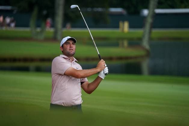 August 27, 2023, Atlanta, Georgia, USA: Scottie Scheffler chipping out of a sand trap on the 8th hole during the final round of the TOUR Championship East Lake Golf Club. Atlanta USA - ZUMAc170 20230827_znp_c170_027 Copyright: xAndrewxClarkx