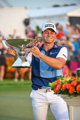 ATLANTA, GA - AUGUST 27: Viktor Hovland hoists the FedEx Cup Trophey after winning the 2023 PGA, Golf Herren Tour Championship on August 27, 2023 at East Lake Golf Club in Atlanta, Georgia. (Photo by John Adams Icon Sportswire) GOLF: AUG 27 PGA - TOUR Championship EDITORIAL USE ONLY Icon23082705783