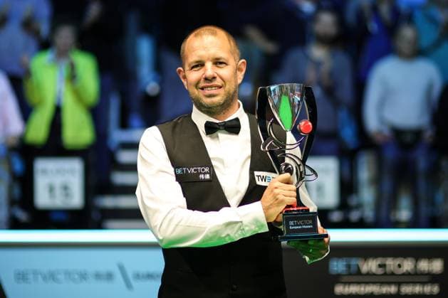 Sport Themen der Woche KW34 Sport Bilder des Tages NUREMBERG, GERMANY - AUGUST 27: Barry Hawkins of England poses with the trophy after winning the final match against Judd Trump of England on day 6 of Snooker European Masters 2023 at Kia Metropol Arena on August 27, 2023 in Nuremberg, Germany.  Copyright: xVCGx 111451404231