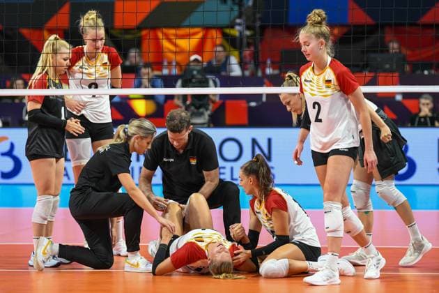 Sport Themen der Woche KW34 Sport Bilder des Tages 2023.08.27 Bruksela Siatkowka kobiet Mistrzostwa Europy Polska - Niemcy N z kontuzjowana Annegret Hoelzig pociesza Lena Stigrot Foto Michal Laudy PressFocus 2023.08.27 Brussels Women s European Volleyball Championship Poland - Germany injured Annegret Hoelzig consoled by Lena Stigrot Credit: Michal Laudy PressFocus NEWSPIX.PL --- Newspix.pl  20230827_PF050