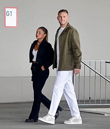 27.08.2022, FC Bayern vs FC Augsburg, Allianz Arena , Muenchen, Fussball, im Bild: Noa Kirel und Daniel Peretz (FC Bayern Muenchen)