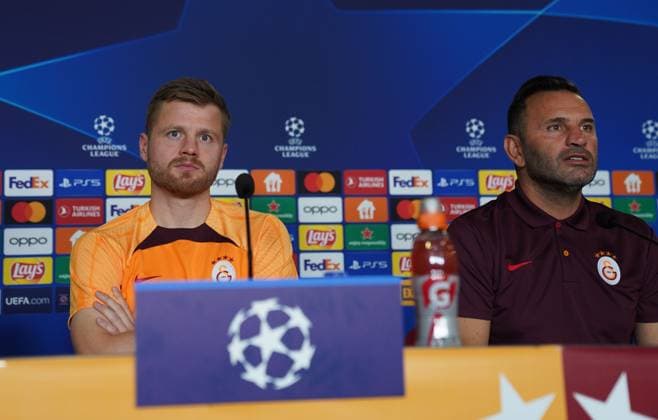 Sport Bilder des Tages Coach Okan Buruk and Fredrik Midtsjo of Galatasaray during the press conference, PK, Pressekonferenz the day before the UEFA Champion League Play off round second leg match between Galatasaray and Molde on August 30 , 2023 at Rams Park August 29 , 2023 in Istanbul, Turkey. ( Photo by Seskimphoto ) Istanbul Turkey Istanbul Turkey Copyright: xSeskimphotox Okan_Buruk_290823 (11)