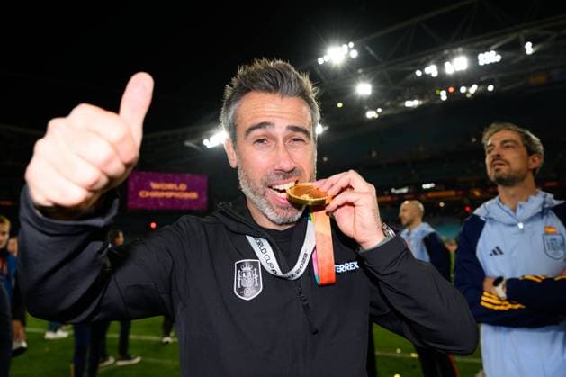 200823 KAI SCHWOERER Head Coach Jorge Vilda of Spain poses with his gold medal after the win in the FIFA Women s World Cup Final match between Spain and England at Stadium Australia on August 20, 2023 in Sydney, Australia. 200823-CPL-ESPvENG-230