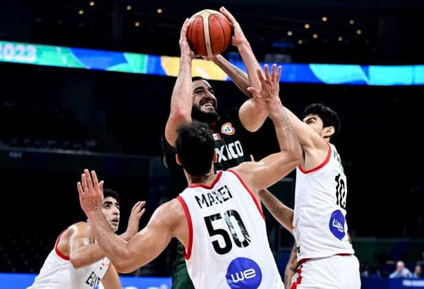 Sport Bilder des Tages (230829) -- MANILA, Aug. 29, 2023 -- Mexico s Israel Gutierrez (C, top) competes during the Group D match between Egypt and Mexico at the 2023 FIBA World Cup in Manila, the Philippines, Aug. 29, 2023. ) (SP)PHILIPPINES-MANILA-BASKETBALL-FIBA WORLD CUP-GROUP D-EGY VS MEX HexChangshan 