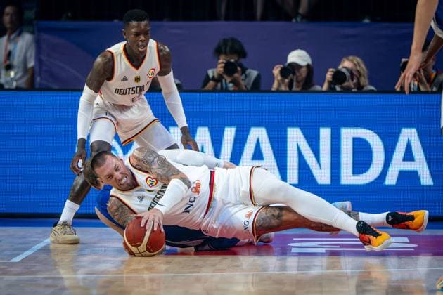 Basketball Okinawa 29.08.2023 FIBA Basketball World Cup 2023 Weltmeisterschaft der Männer Deutschland (GER) - Finnland (FIN) Daniel Theis (Deutschland, No.10) Lauri Markkanen (Finnland, No.23) verdeckt