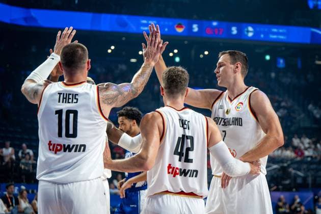 Basketball Okinawa 29.08.2023 FIBA Basketball World Cup 2023 Weltmeisterschaft der Männer Deutschland (GER) - Finnland (FIN) Jubel Daniel Theis (Deutschland, No.10) Andreas Obst (Deutschland, No.42) Johannes Voigtmann (Deutschland, No.07)