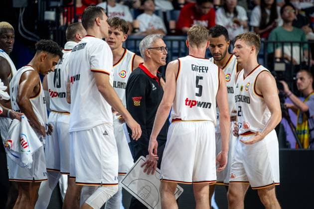 Basketball Okinawa 29.08.2023 FIBA Basketball World Cup 2023 Weltmeisterschaft der Männer Deutschland (GER) - Finnland (FIN) Gordon Herbert (Deutschland, Bundestrainer) Johannes Voigtmann (Deutschland, No.07) Moritz Wagner (Deutschland, No.13) Nils Giffey (Deutschland, No.05) Johannes Thiemann (Deutschland, No.32) Justus Hollatz (Deutschland, No.21) und andere