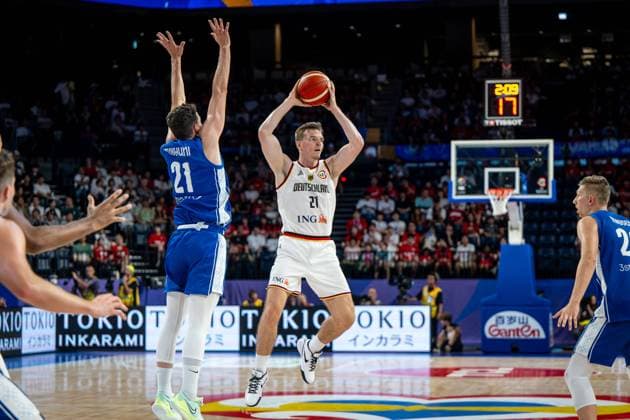 Basketball Okinawa 29.08.2023 FIBA Basketball World Cup 2023 Weltmeisterschaft der Männer Deutschland (GER) - Finnland (FIN) Justus Hollatz (Deutschland, No.21) Edon Maxhuni (Finnland, No.21)